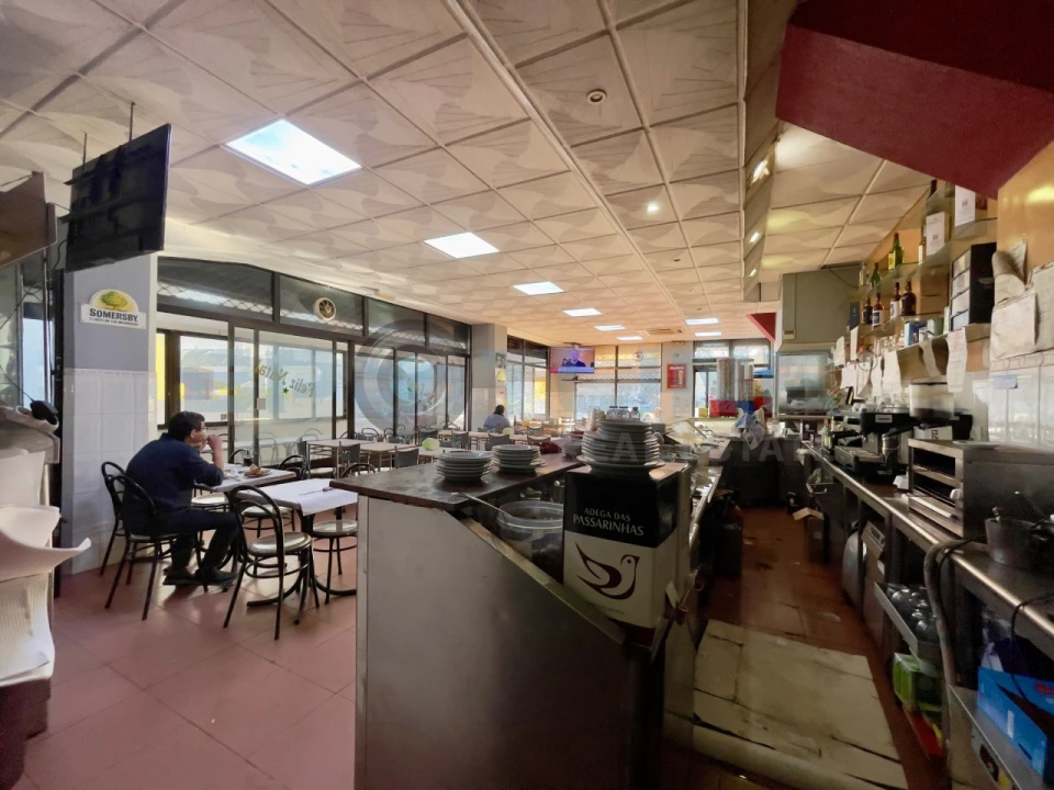 Loja para Arrendamento em Laranjeiro e Feijó Foto 4