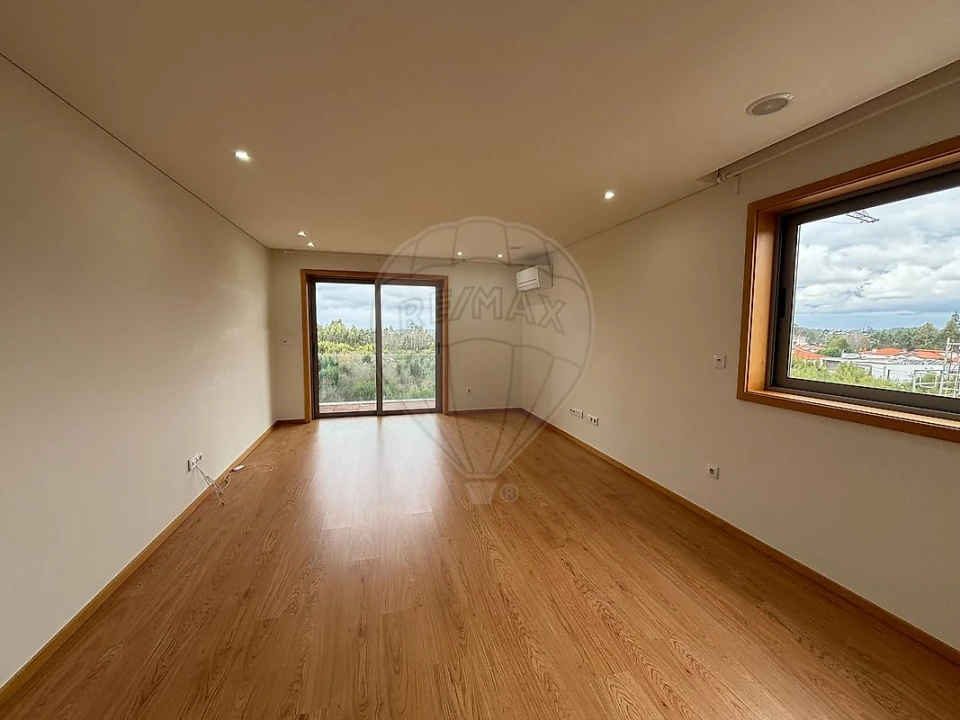 Apartamento T2 para Arrendamento em Santa Maria da Feira, Travanca, Sanfins e Espargo Foto 3