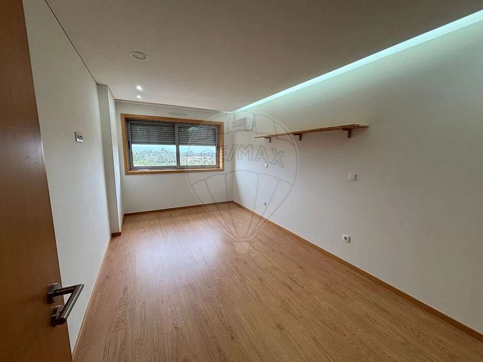 Apartamento T2 para Arrendamento em Santa Maria da Feira, Travanca, Sanfins e Espargo Foto 9