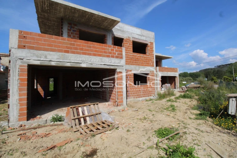 Moradia T4 para Venda em Colmeias e Memória