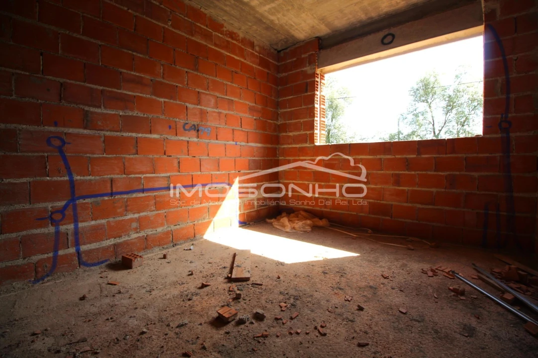 Moradia T4 para Venda em Colmeias e Memória Foto 4