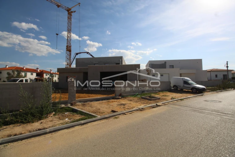 Moradia T4 para Venda em Batalha Foto 1