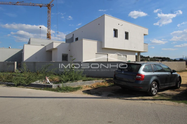 Moradia T4 para Venda em Batalha Foto 23