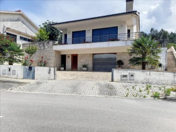 Moradia T3 para Venda em Rebordões (Santa Maria)