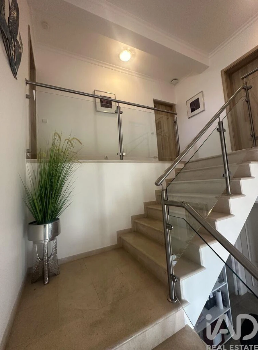 Moradia T4 para Venda em Armação de Pera Foto 15