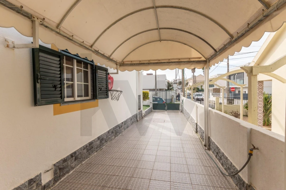 Moradia T5 para Arrendamento em Charneca de Caparica e Sobreda Foto 35