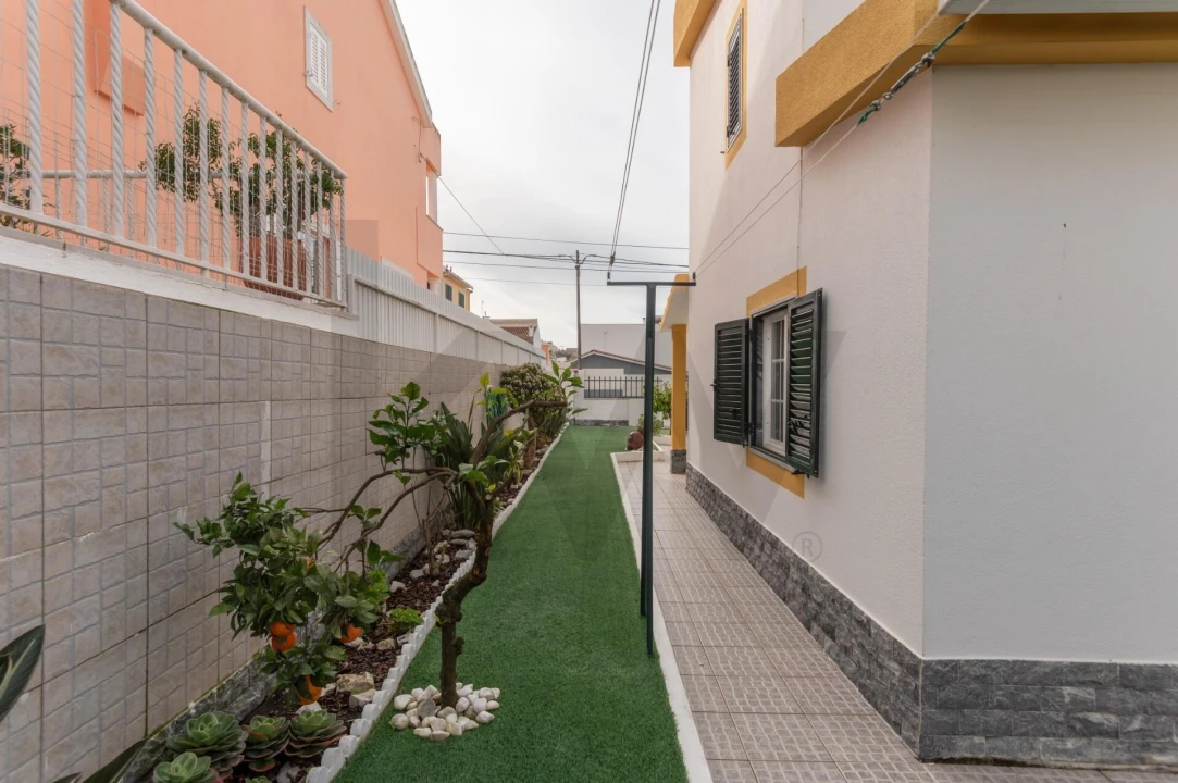 Moradia T5 para Arrendamento em Charneca de Caparica e Sobreda Foto 34