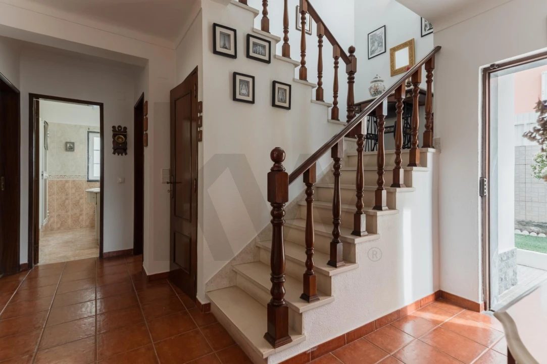 Moradia T5 para Arrendamento em Charneca de Caparica e Sobreda Foto 19