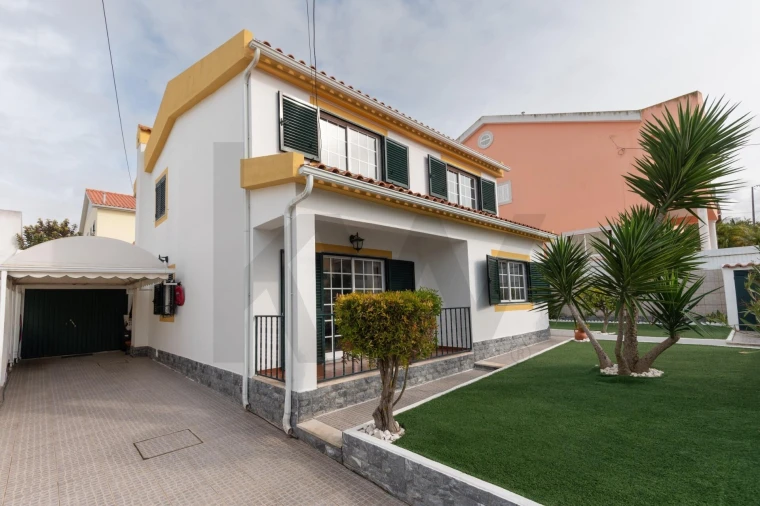 Moradia T5 para Arrendamento em Charneca de Caparica e Sobreda Foto 1