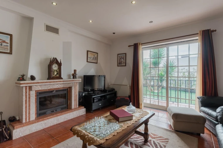 Moradia T5 para Arrendamento em Charneca de Caparica e Sobreda Foto 11