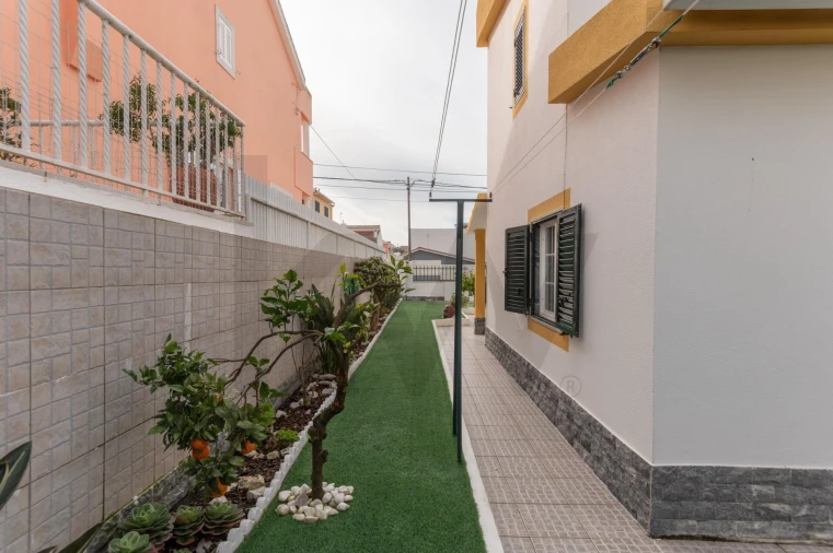 Moradia T5 para Arrendamento em Charneca de Caparica e Sobreda Foto 34