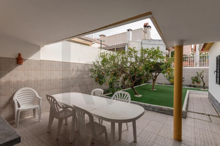 Moradia T5 para Arrendamento em Charneca de Caparica e Sobreda Foto 8