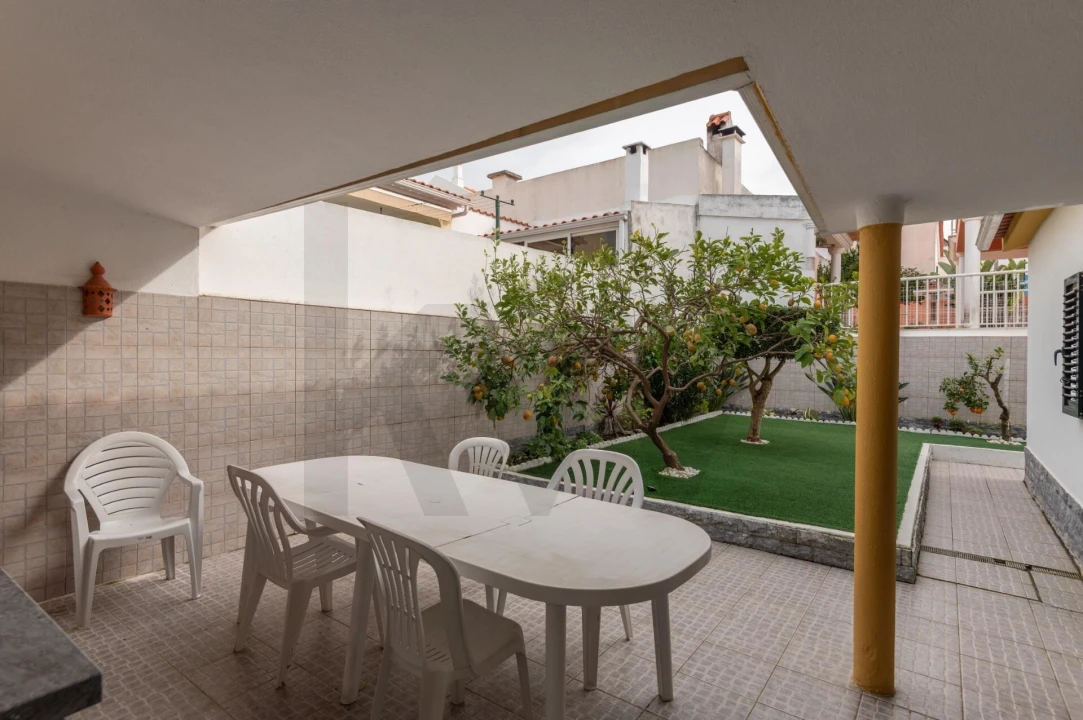 Moradia T5 para Arrendamento em Charneca de Caparica e Sobreda Foto 8