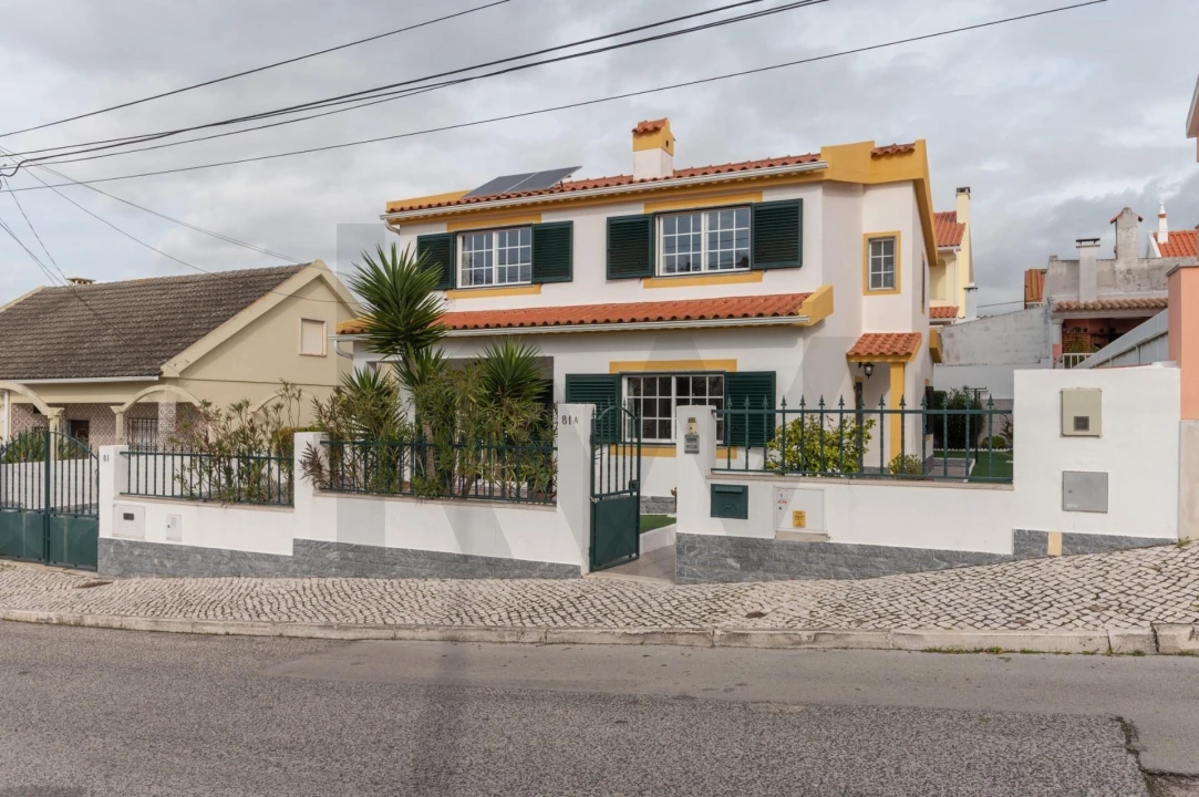 Moradia T5 para Arrendamento em Charneca de Caparica e Sobreda Foto 3