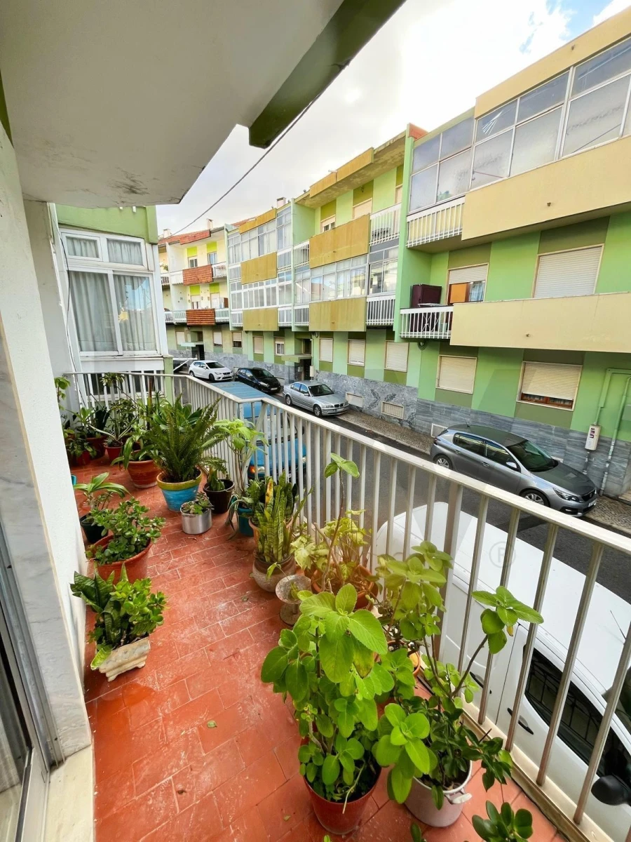 Apartamento T1 para Venda em Laranjeiro e Feijó Foto 1