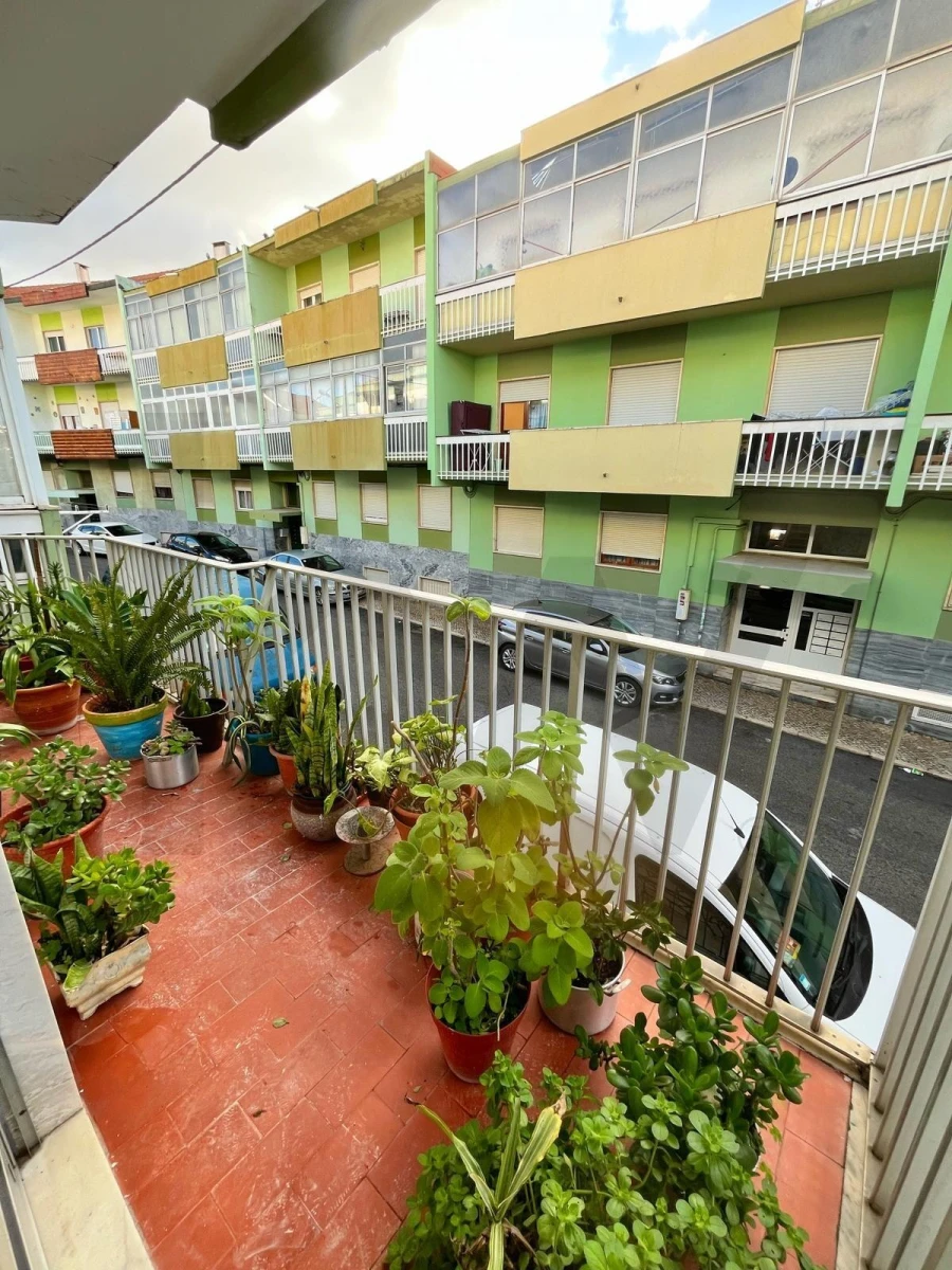 Apartamento T1 para Venda em Laranjeiro e Feijó Foto 2