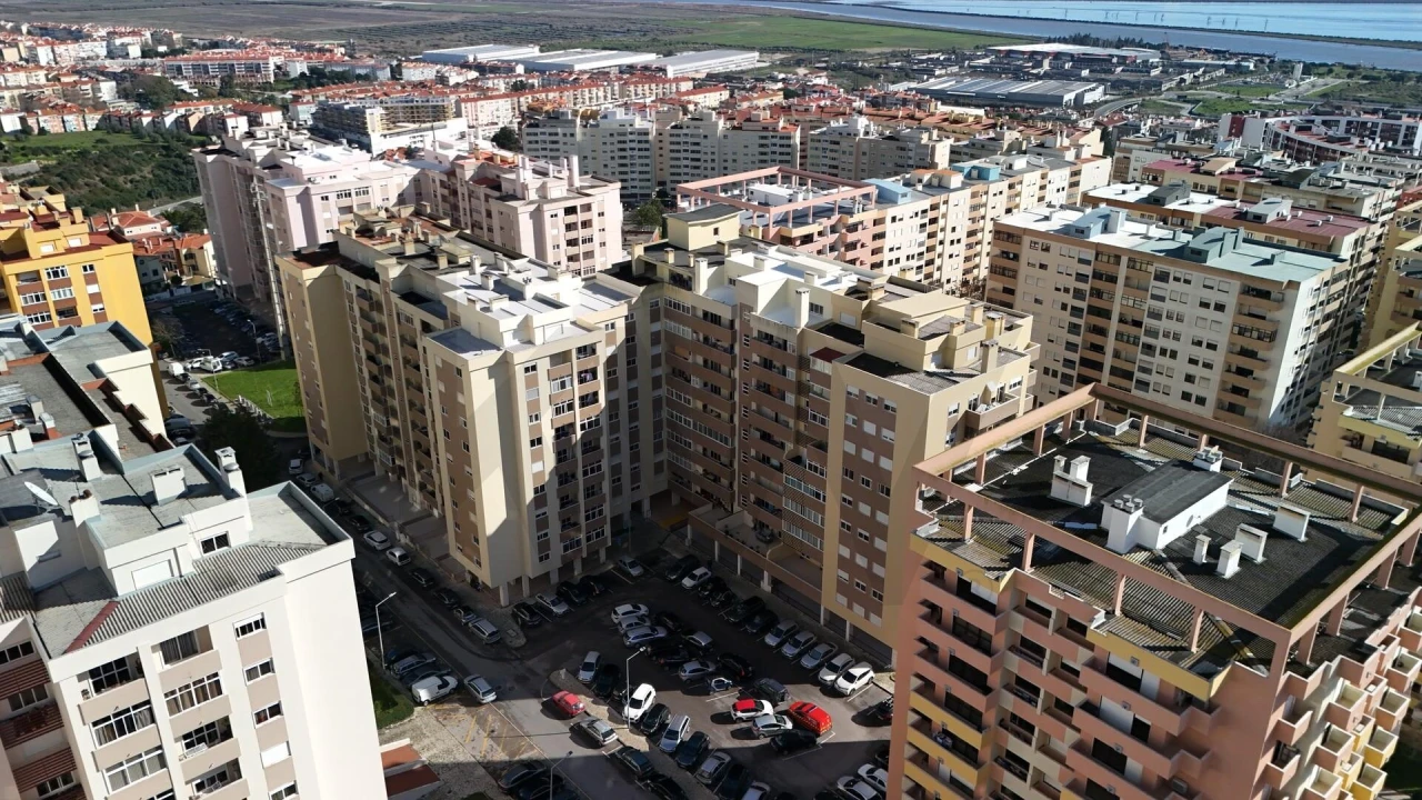 Apartamento T3 para Venda em Póvoa de Santa Iria e Forte da Casa Foto 4