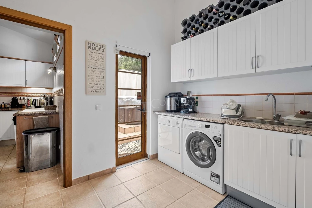 Moradia T3 para Venda em Santa Barbara de Nexe Foto 12