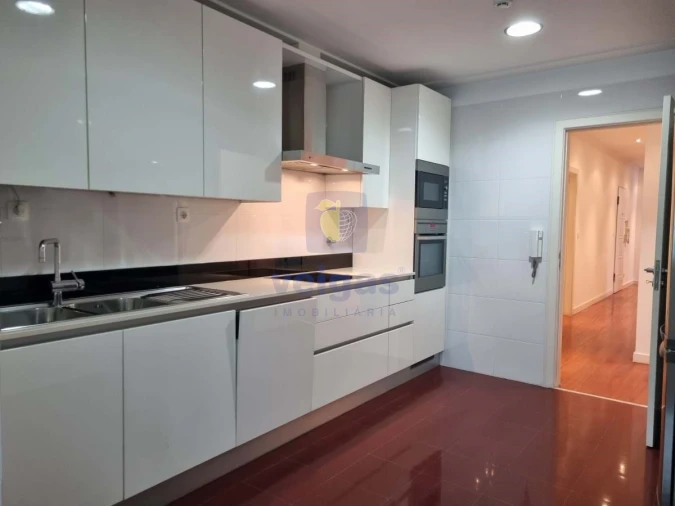 Apartamento T4 para Arrendamento em Avenidas Novas Foto 4