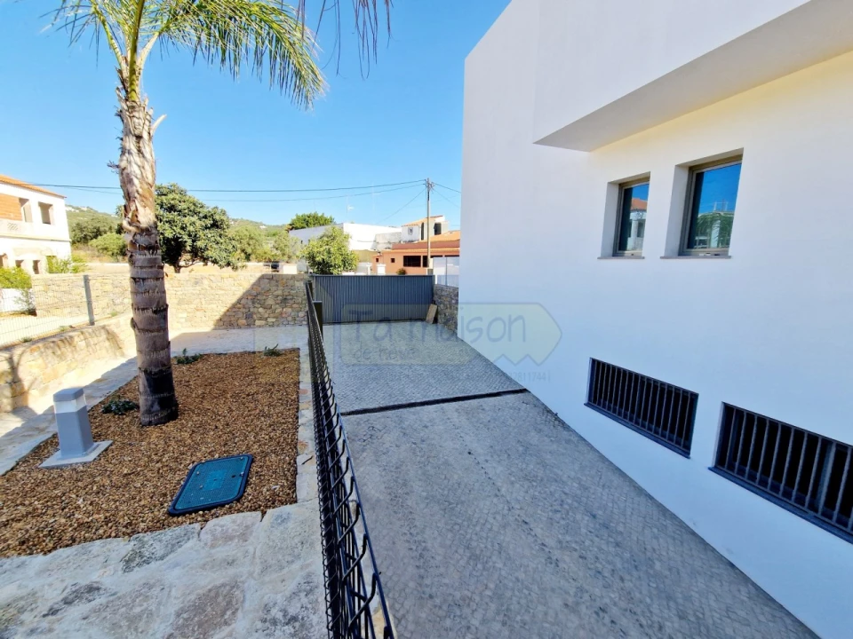 Apartamento T3 para Venda em Santa Barbara de Nexe Foto 11