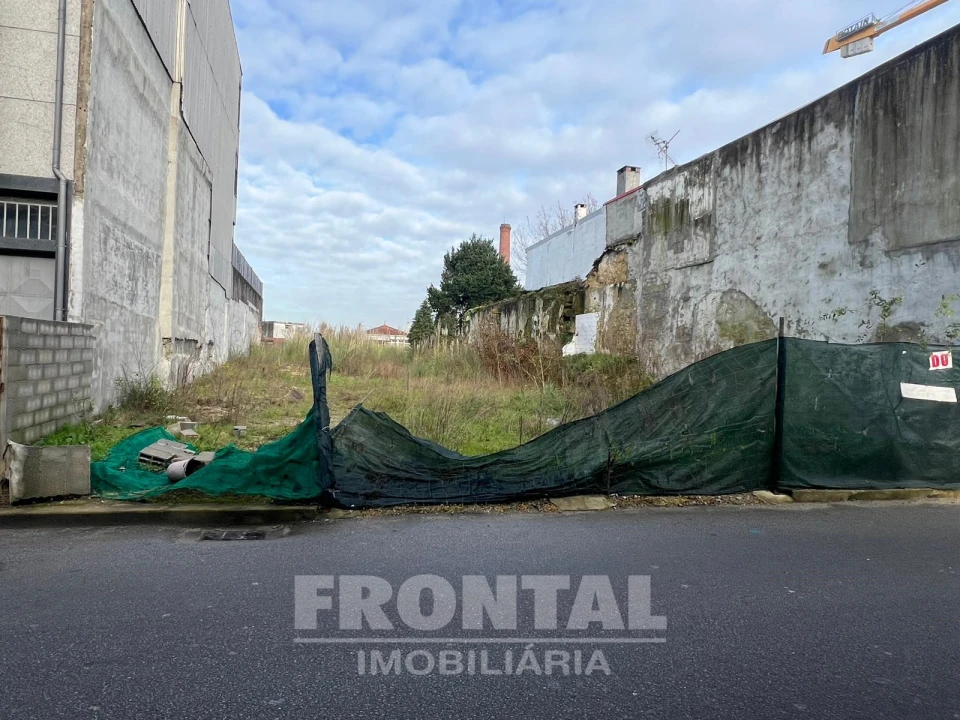 Terreno para Venda em Oliveira do Douro Foto 1