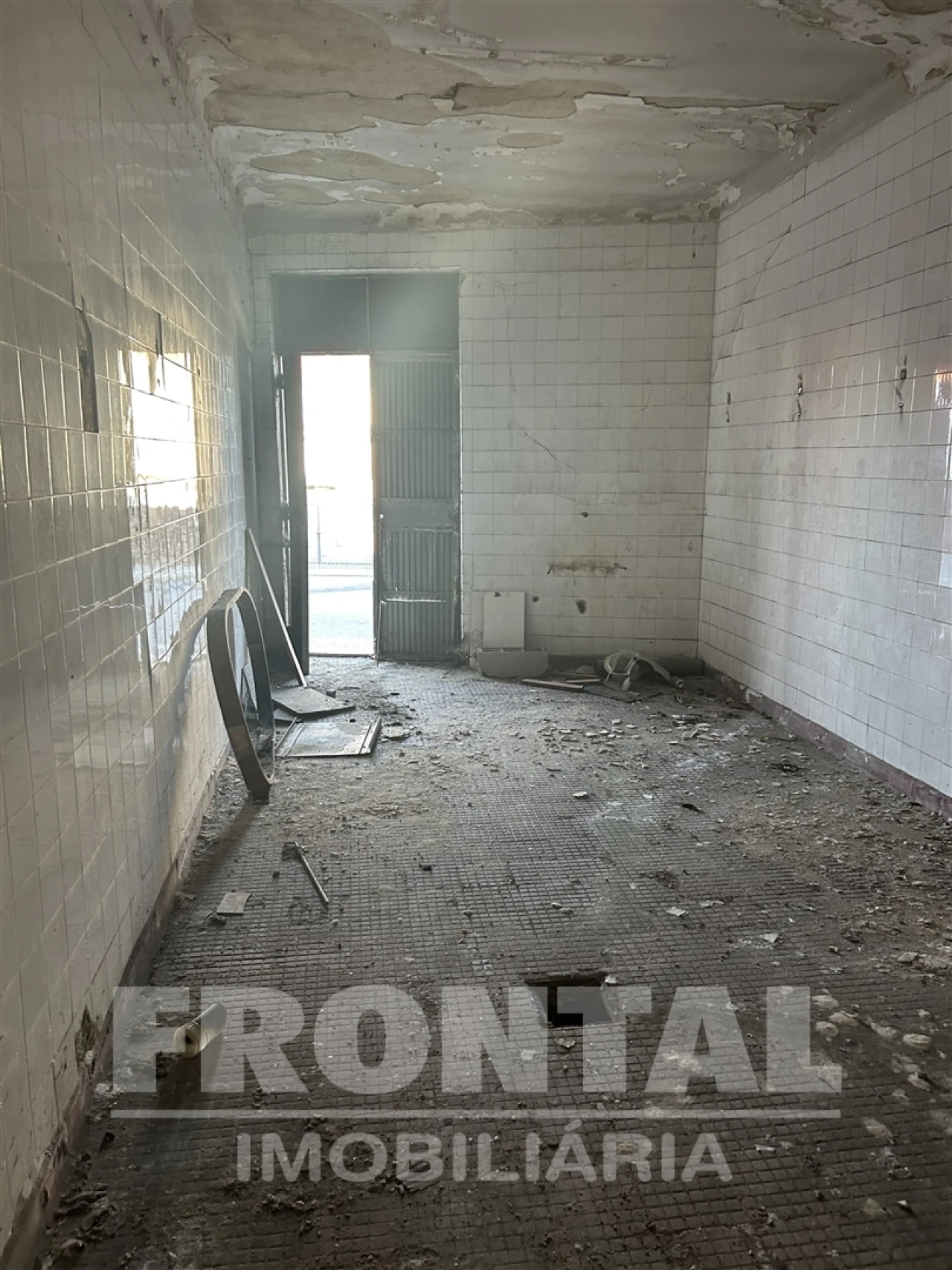 Armazém para Venda em Milheiros Foto 8