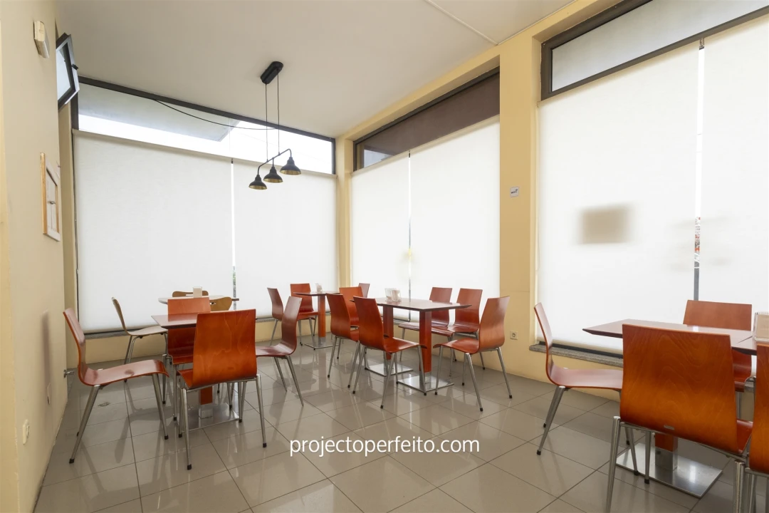 Loja para Arrendamento em Paramos Foto 1