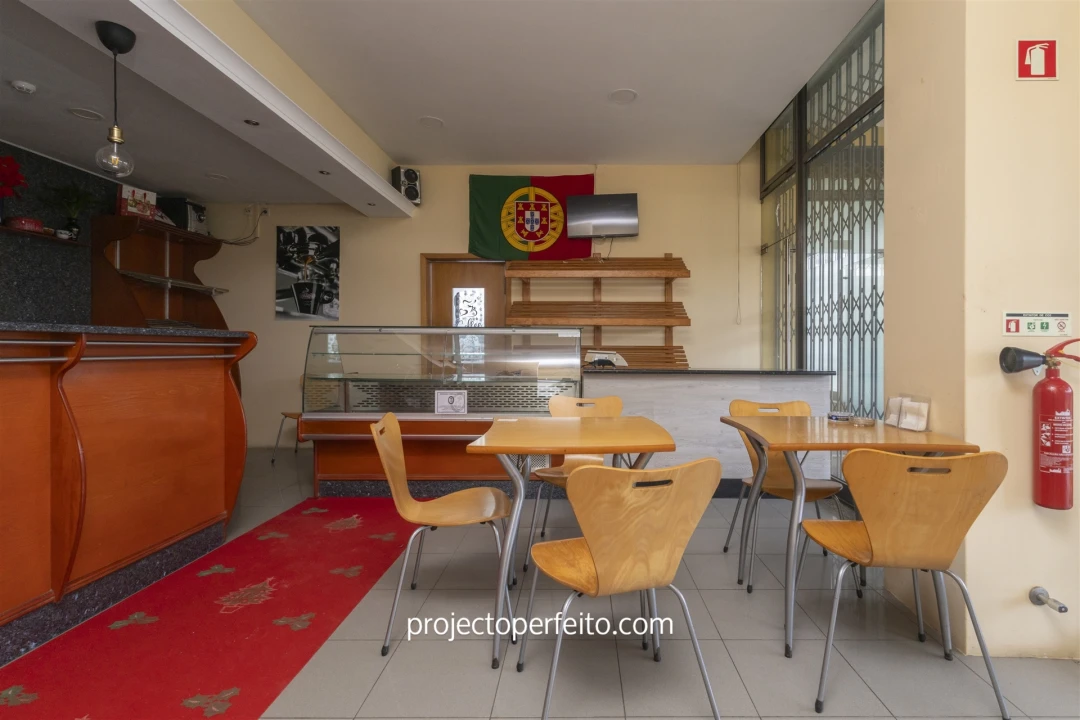 Loja para Arrendamento em Paramos Foto 2