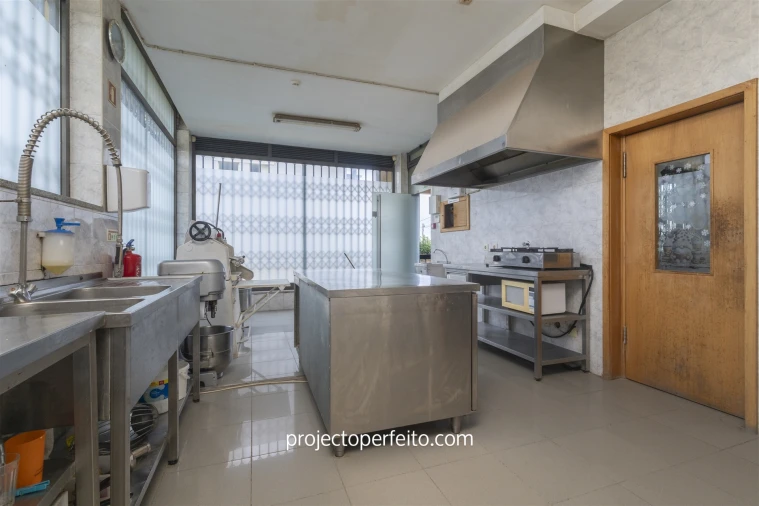 Loja para Arrendamento em Paramos Foto 7