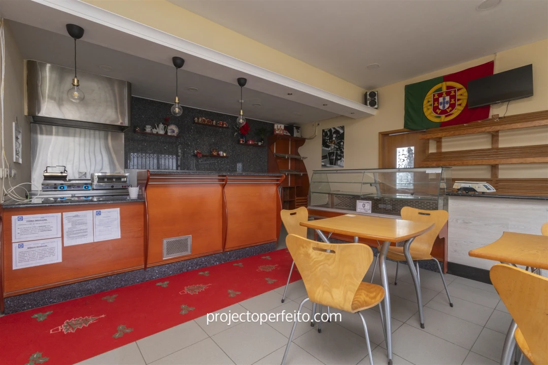 Loja para Arrendamento em Paramos Foto 5