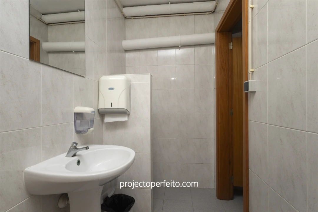 Loja para Arrendamento em Paramos Foto 10