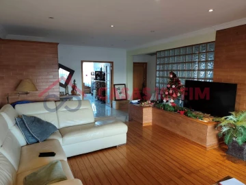 Apartamento T4 para Venda em Parceiros e Azoia