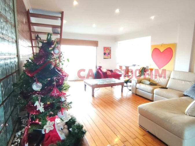 Apartamento T4 para Venda em Parceiros e Azoia Foto 3