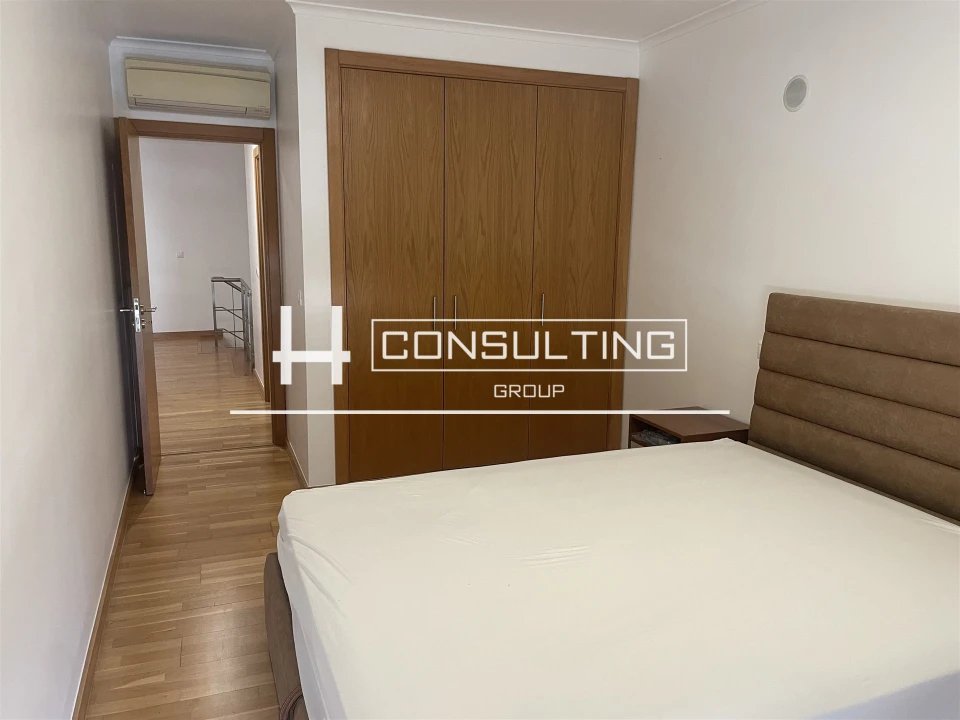 Apartamento T5 para Venda em Alvalade Foto 8