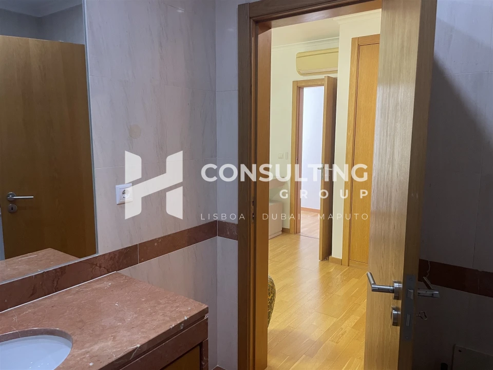 Apartamento T5 para Venda em Alvalade Foto 26