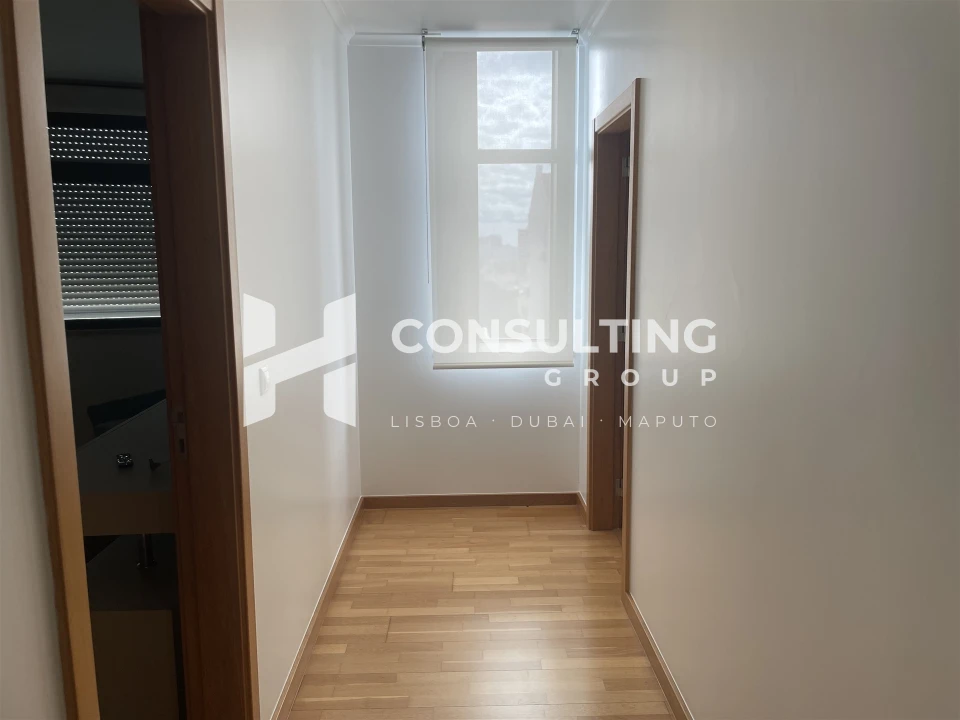 Apartamento T5 para Venda em Alvalade Foto 17
