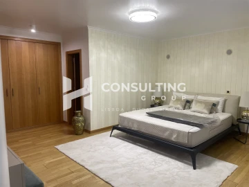 Apartamento T5 para Venda em Alvalade