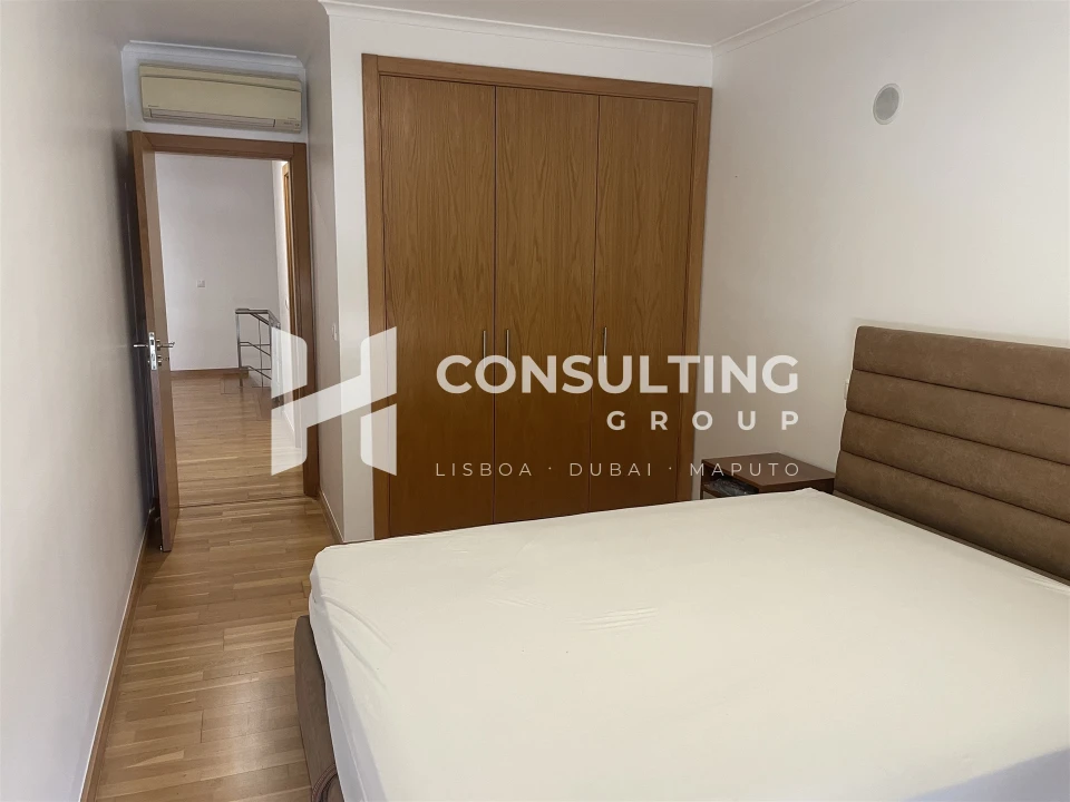 Apartamento T5 para Venda em Alvalade Foto 8