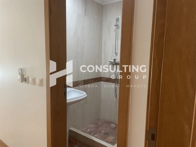 Apartamento T5 para Venda em Alvalade Foto 10
