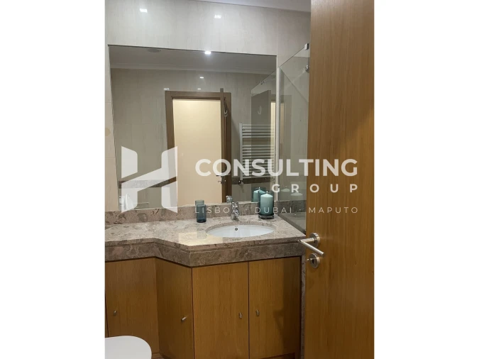 Apartamento T5 para Venda em Alvalade Foto 4
