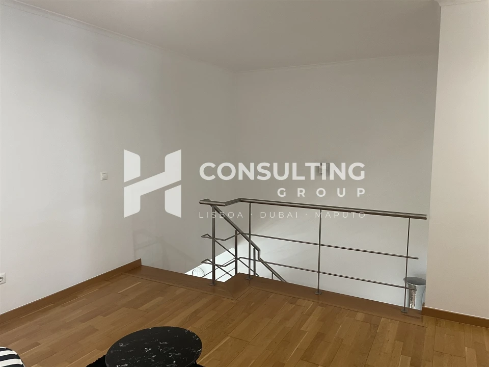 Apartamento T5 para Venda em Alvalade Foto 3