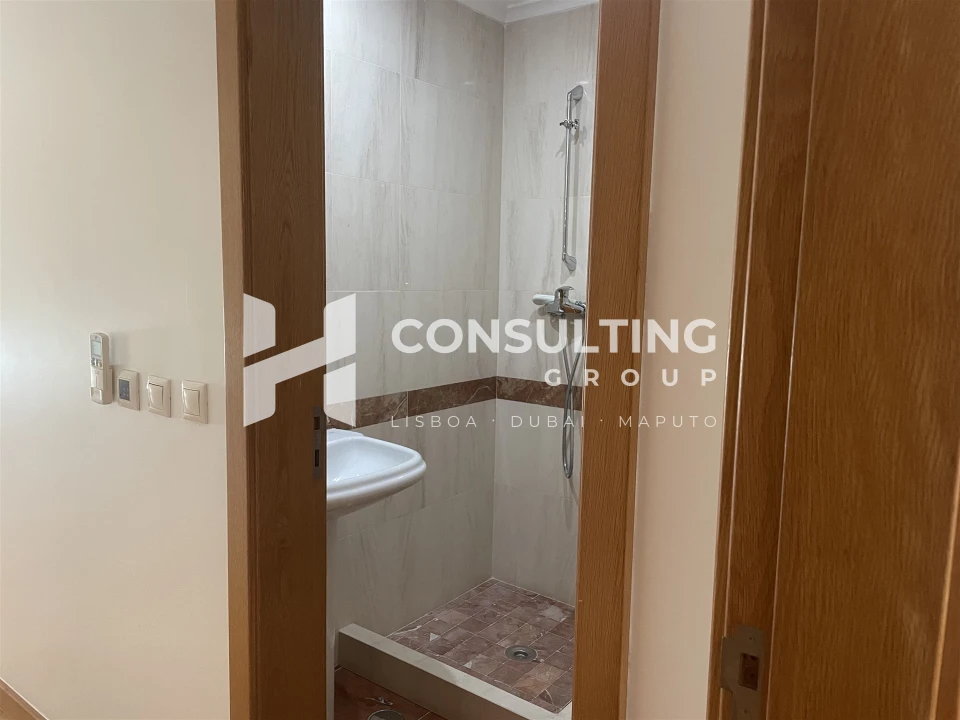 Apartamento T5 para Venda em Alvalade Foto 10