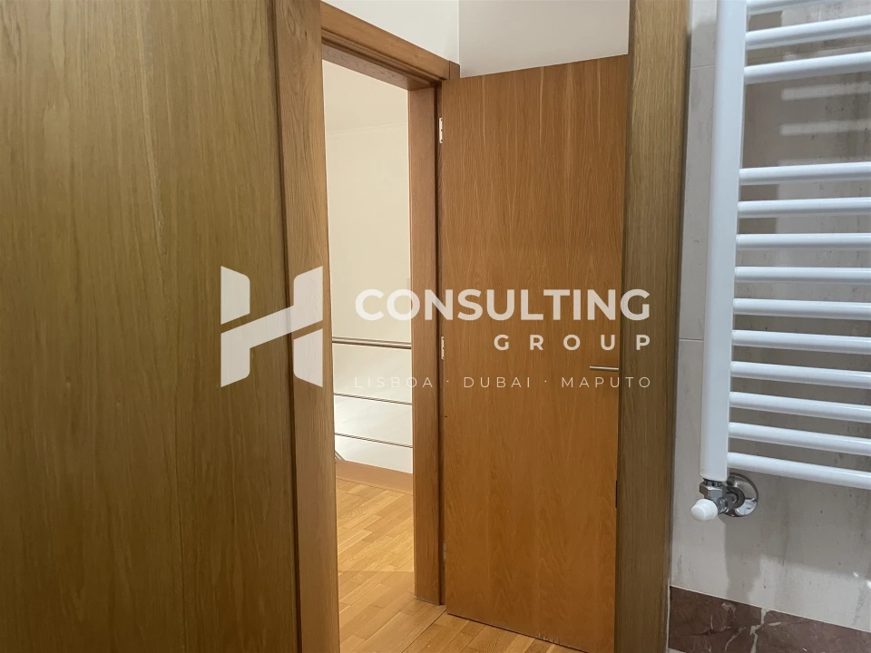 Apartamento T5 para Venda em Alvalade Foto 12