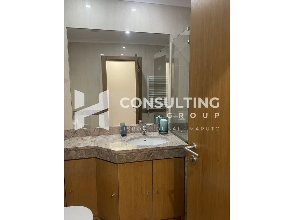 Apartamento T5 para Venda em Alvalade Foto 4
