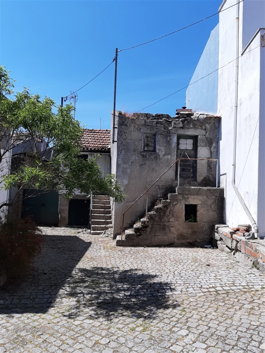 Moradia T2 para Venda em Canas de Senhorim Foto 1