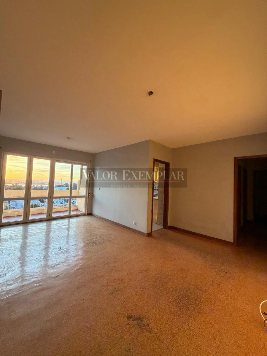 Apartamento T1 para Venda em Santo Antonio da Charneca Foto 2