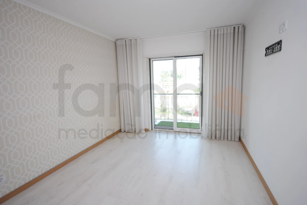 Apartamento T3 para Venda em Carnaxide e Queijas Foto 19