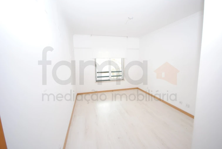 Apartamento T3 para Venda em Carnaxide e Queijas Foto 29