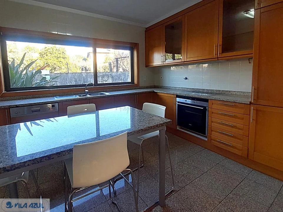 Moradia T4 para Venda em Milheiros Foto 4