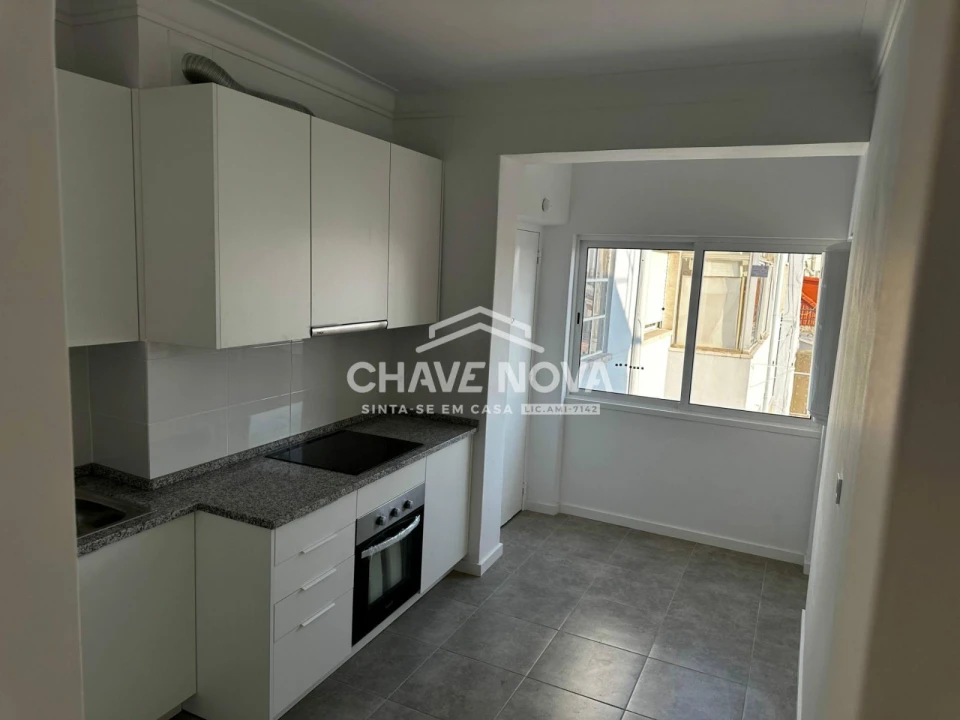 Apartamento T4 para Arrendamento em Campo de Ourique Foto 3